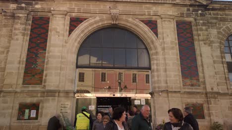 Neoclassical-Exterior-Of-Mercado-De-Abastos-Market-In-Jerez,-Spain,-Tilt-Down