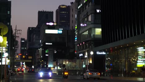 Calle-Estrecha-Coreana-En-El-Distrito-De-Gangnam-Por-La-Noche-Al-Atardecer,-Mucha-Menos-Gente-De-Lo-Habitual-En-Gangnam,-Seúl,-Corea-Del-Sur