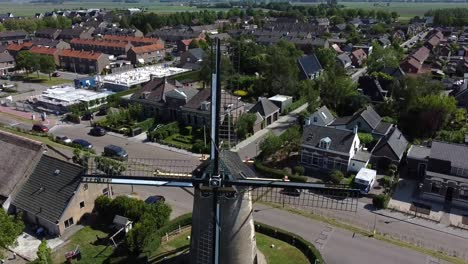 Luftaufnahmen-Einer-Holländischen-Windmühle-In-Einem-Kleinen-Dorf