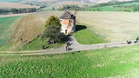 Antenne-In-Richtung-Windmühle-Und-Menschen