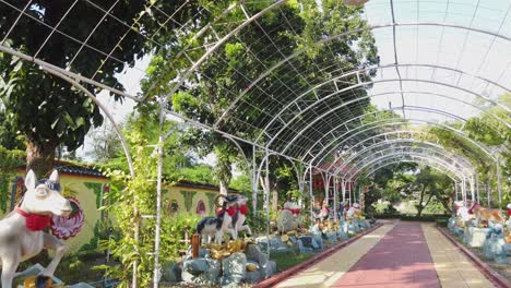 Schwenken-Sie-über-Farbenfrohe-Statuen-Im-Tempel-Wihan-Phra-Phothisat-Kuan-Im