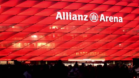 Fans-Del-Club-De-Fútbol-Alemán-Fc-Bayern-Munich-Caminando-Al-Estadio-De-Casa