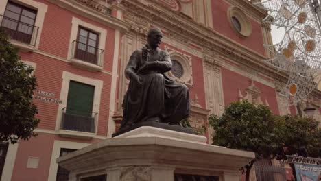 Statue-Von-Martínez-Montanez-Auf-Der-Plaza-Del-Salvador,-Sevilla,-Spanien