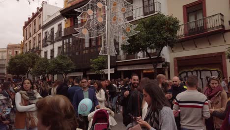 Plaza-De-Sevilla-Llena-De-Gente-Durante-Las-Vacaciones-De-Navidad-En-España,-Cámara-Lenta