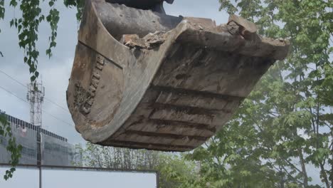 Bagger-Mit-Schaufel-Lädt-Ziegelschrott-Auf-Den-LKW