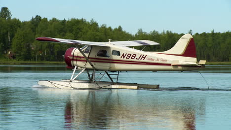 Hidroavión-En-El-Lago-En-Alaska