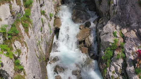 Luftaufnahme-Der-Wasserfälle,-Die-Mit-Gewalt-Am-Soca-Fluss-Sprudeln