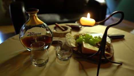 Refrescos,-Incluido-Ron-Zacapa,-Colocados-Sobre-Una-Mesa-En-El-Club-De-Hombres-Con-Luces-Tenues.