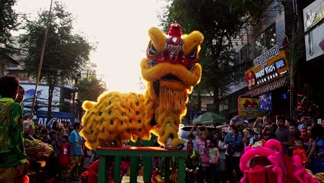 Aufführung-Des-Goldenen-Löwen-Für-Das-Chinesische-Neujahrsfest-In-Phnom-Penh,-Kambodscha-–-Mittlere-Aufnahme
