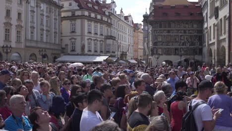 Multitud-De-Turistas-Esperando-El-Repique-De-La-Hora-En-El-Reloj-Astronómico,-Praga,-República-Checa