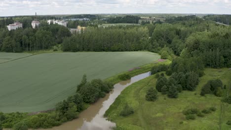 Wunderschöne-Luftaufnahme-Der-Landschaft-Von-Kerava-Mit-Rosa-Blumen-Am-Ufer-Des-Flusses-Keravanjoki-In-Kerava,-Finnland