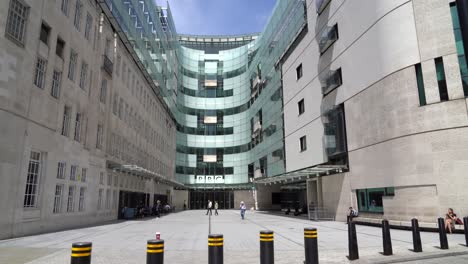 Vor-Dem-Hauptsitz-Der-BBC-In-Der-Oxford-Street,-London,-Großbritannien