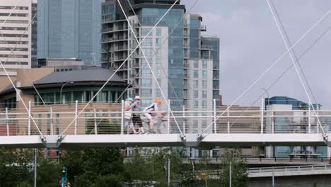 Komprimierte-Ansicht:-Fußgänger,-Radfahrer-Und-Roller-Auf-Städtischer-Fußgängerbrücke