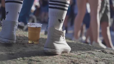 Pies-Bailando-Con-Zapatillas-Converse-De-Nike-Y-Calcetines-Blancos-De-Adidas.