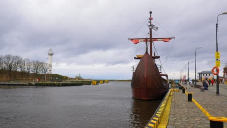 Réplica-De-Un-Barco-Vikingo-Que-Se-Balancea-Lentamente-Atracado-En-Kolobrzeg,-Polonia