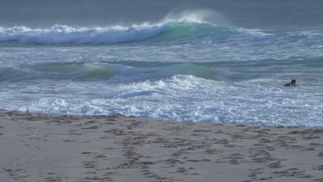 Surfista-Caminando-Entre-Las-Olas---Paraíso-De-Los-Surfistas-En-Gold-Coast,-Queensland,-Australia---Plano-Amplio