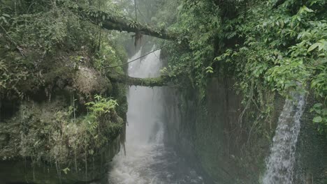 Hermosa-Cascada-En-La-Selva-Amazónica