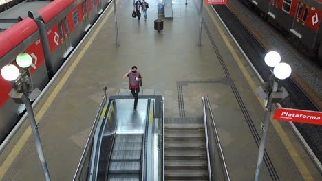 Mann,-Der-Die-Rolltreppe-Am-Bahnhof-Des-Bahnhofs-Luz-In-Der-Stadt-Sao-Paulo-Betritt