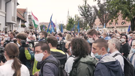 La-Gente-Reunida-En-Las-Calles-Protesta-En-Europa.