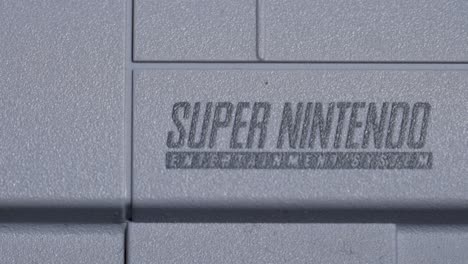 Toma-Estática-Del-Logotipo-De-Super-Nintendo,-Consola-De-Juegos-Clásica