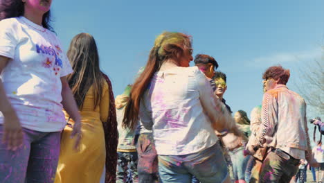 Tänzer-Feiern-Beim-Holi-Festival.-Niedriger-POV