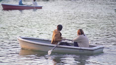 Zwei-Romantische-Japanische-Paare-Rudern-Auf-Einem-Ruderboot-Im-See-In-Tokio,-Japan-–-Weitwinkelaufnahme