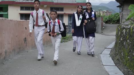 Estudiantes-Indios-De-Uttarakhand-En-Sus-Colegios-Escolares