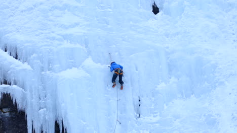 Ein-Eiskletterer,-Der-Eine-Massive-Eiswand-Erklimmt