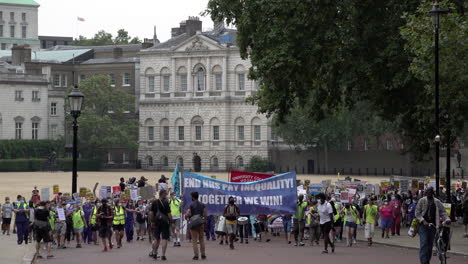 Cientos-De-Personal-Del-Servicio-Nacional-De-Salud-Y-Trabajadores-Clave-Marchan-Con-Una-Gran-Pancarta-Azul-Que-Dice:-&quot;acabar-Con-La-Desigualdad-Salarial-Del-NHS&quot;.