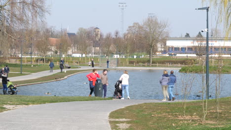 Gente-Caminando-En-El-Parque-Durante-El-Bloqueo-Del-Virus-De-La-Corona-En-Un-Día-Soleado