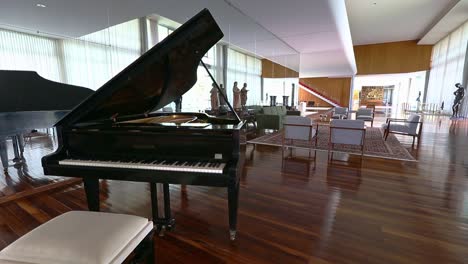 Medio-Piano-De-Cola-Alemán-En-La-Sala-De-Música-Del-Palacio-De-Alvorada,-En-La-Casa-Oficial-Del-Presidente