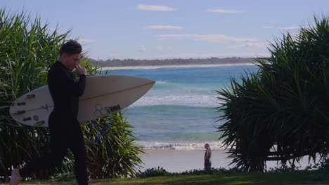 Male-Surfers-Running-On-The-Seaside-With-Surfboards---Surfing-At-Crescent-Head-Beach-In-Summer---Sydney,-New-South-Wales,-Australia