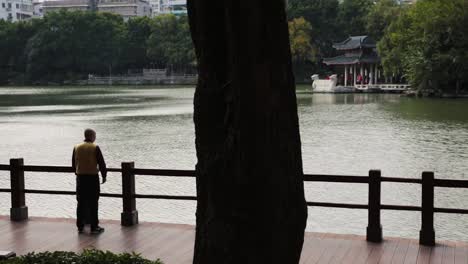 Hombre-Haciendo-Yoga-Junto-Al-Agua-En-China-En-Guilin