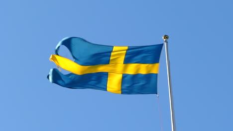 Nahaufnahme-Der-Schwedischen-Flagge,-Die-An-Einem-Windigen-Und-Sonnigen-Tag-Weht