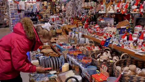 La-Joven-Está-Mirando-A-Su-Alrededor-En-El-Mercado-Navideño.