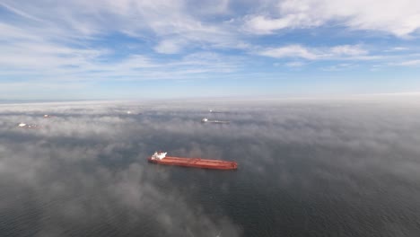 Long-Beach,-CA---Alrededor-De-Septiembre-De-2019---Una-Vista-Aérea-Brumosa-Temprano-En-La-Mañana-De-Grandes-Buques-De-Carga-Atracados-Cerca-De-Long-Beach,-California