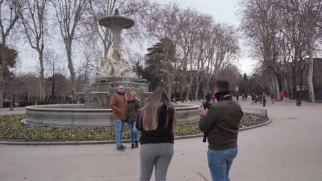 Turistas-Tomando-Fotos-En-La-Hermosa-Fuente-De-Galápagos-En-El-Parque-Del-Retiro,-Madrid,-España---Tiro-De-Arco