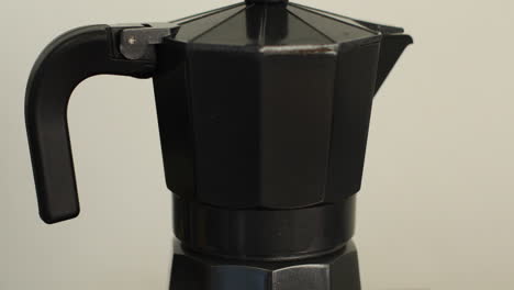 Schwenk-Von-Der-Flamme-Eines-Gasherds-Auf-Die-Oberseite-Einer-Schwarzen-Espressomaschine