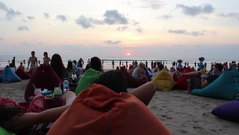 Junge-Leute-Entspannen-Sich-Im-Urlaub-Am-Strand-Von-Bali-Und-Genießen-Den-Sonnenuntergang