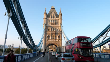 Verkehr-Auf-Der-London-Tower-Bridge-An-Einem-Sonnigen-Tag