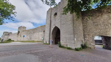 Menschen,-Die-Durch-Das-Südtor-Aufwachen,-Stadtmauer-Von-Visby,-Gotland,-Schweden