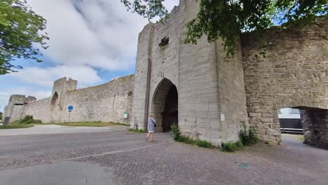 Gente-Despertando-Por-La-Puerta-Sur,-Muralla-De-La-Ciudad-De-Visby,-Gotland,-Suecia