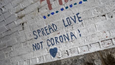 Corona-Virus-Unterstützungsnachricht,-Zitat,-Graffiti-Gemälde-Auf-Mauerwerk,-Unterirdischer-Transportwagen,-Langsam-Links
