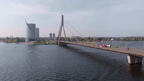 Luftaufnahme-Der-Vansu-Brücke-Im-Fluss-Daugava,-Riga,-Lavia,-Tag,-Statisch