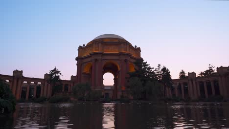 El-Palacio-De-Bellas-Artes-Crepúsculo-Junto-Al-Lago