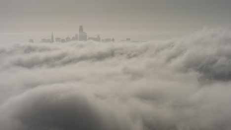 Die-Skyline-Einer-Stadt-Hinter-Einem-Wolkenmeer