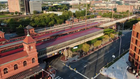 El-Retroceso-Aéreo-Revela-La-Estación-Amtrak-De-Wilmington-Delaware,-El-Ferrocarril-Septa-De-Filadelfia,-Hecho-Famoso-Por-El-Vicepresidente-Presidente-Joe-Biden