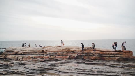 Menschen,-Die-Das-Berühmte-Senjojiki-Felsplateau-In-Shirahama-Besuchen-Und-Dort-Spazieren-Gehen,-Mit-Einem-Malerischen-Blick-Auf-Den-Pazifischen-Ozean-In-Wakayama,-Japan