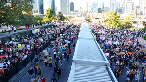 Die-Leute-Kommen-Heraus,-Um-Gegen-Schwarze-Leben-Zu-Protestieren,-Um-Gegen-Gerechtigkeit-Zu-Protestieren