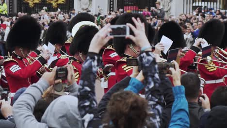 Los-Soldados-De-Caballería-De-La-Guardia-De-La-Reina-De-Londres-Tocan-Instrumentos-Musicales-Y-Marchan-En-Procesión-Con-Los-Espectadores-Mirando-Y-Tomando-Fotos,-En-Cámara-Lenta-De-Cerca